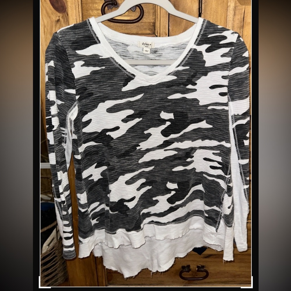 dylan by true grit deep v neck camo waffle top size small